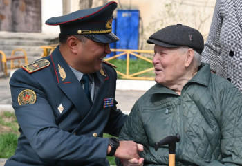 Таразда әскерилер Ұлы Отан соғысының ардагерін Наурыз мейрамымен құттықтады