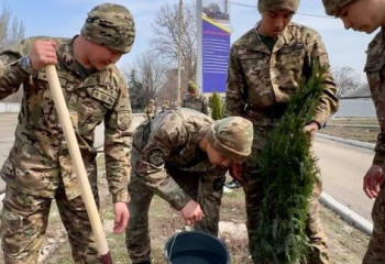 Ұландықтар еңбек ардагерлерінің ауласын тазалады