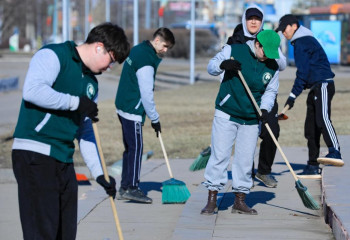 Молодежь массово приняла участие в уборке города