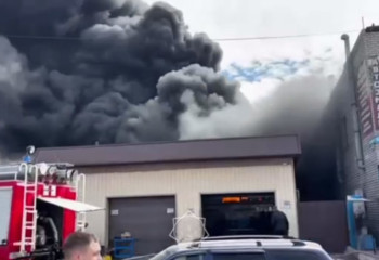 В Семее вспыхнул пожар на складе масел