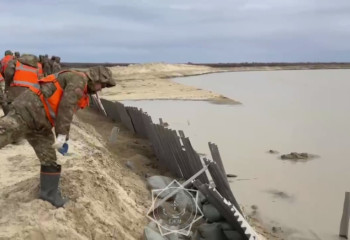 Военнослужащие МЧС ведут противопаводковые работы в Атырауской области