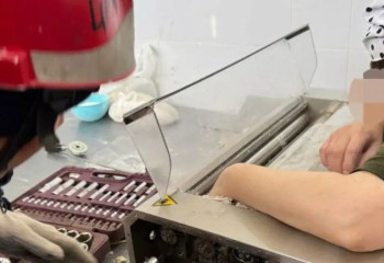 Қамыр жаямын деген әйелдің қолы өндірістік аппаратта қалып кеткен