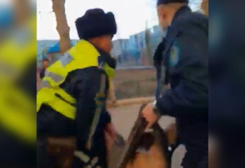 Полицейские спасли мужчину и ребенка, потерявших сознание, из задымленной квартиры