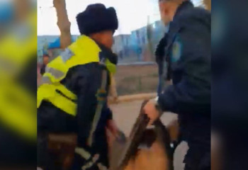 Полицейлер өрт шыққан пәтерде ес-түссіз қалған ер адам мен жас баланы құтқарды