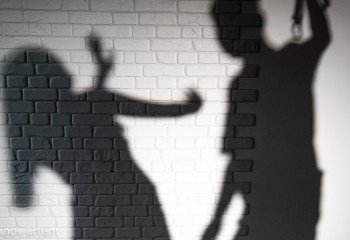 Дәрігерден қызғанған: Қызылорда облысында ер адам әйелін ұрып жыққан