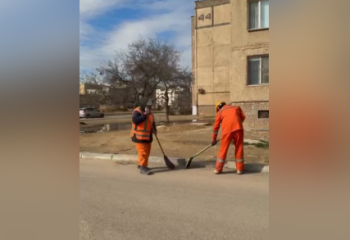 После дождя в Актау усилили работы по санитарной очистке