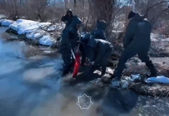 На реке Карабулак продолжается берегоукрепление для защиты села в области Абай