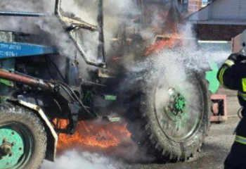 Екібастұзда жолда жүріп бара жатқан трактор өртеніп кетті