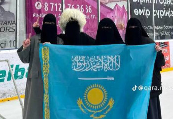 В Атырау задержаны девушки за фото с изменённым флагом Казахстана
