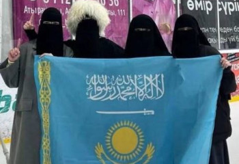 Қара түсті хиджаб киіп, Қазақстан туын ұстағандарға  қылмыстық іс қозғалды