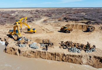 Берегоукрепление и дежурные посты: в Западном Казахстане усиливают защиту от паводков