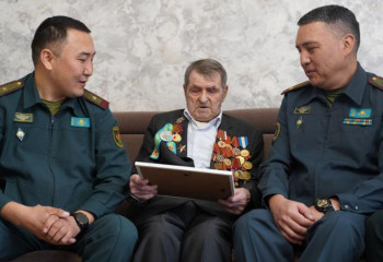 В Алматы военнослужащие поздравили ветерана войны Василия Зинченко с 101-ым днем рождения
