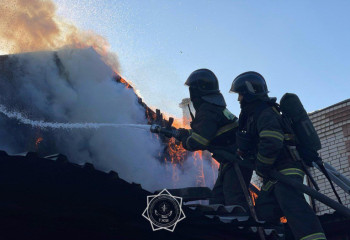 В Семее сотрудники МЧС не допустили распространение огня