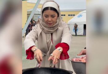 Танымал әнші Тамара Асар зауыт қызметкерлеріне ас берді