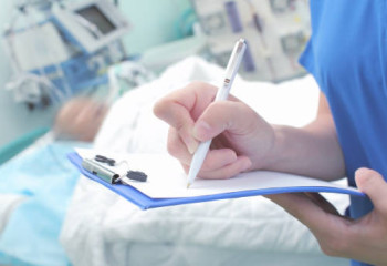 Концерт кезінде танымал әншінің жүрегі ұстап, қайтыс болды