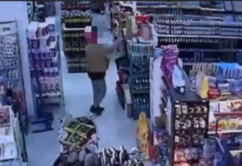 Түркістанда дүкендегі ұрлық бейнебақылау камерасына түсіп қалды