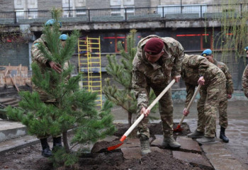 Алматыда әскерилер ағаш отырғызды