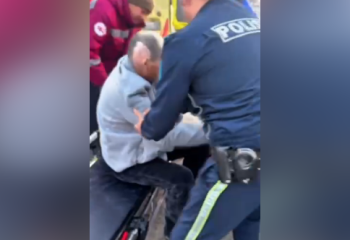 В ВКО полицейские помогли пассажиру с приступом в дороге