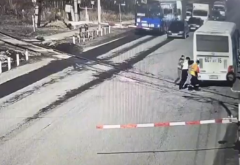 Пассажирский автобус вытолкали с рельсов за секунды до поезда в Усть-Каменогорске