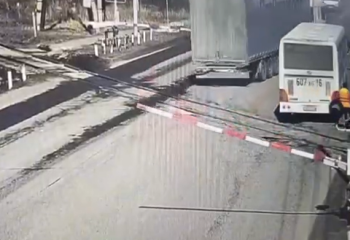 Өскеменде автобус рельс үстінде тоқтап қалды