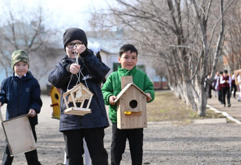 «Таза Қазақстан» акциясы: ақтөбелік оқушылар құстарға ұя жасады