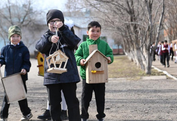 Акция «Таза Казахстан»: в Международный день птиц актюбинские школьники строят гнезда для пернатых