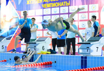 Дмитрий Баландин ақтөбелік жас спортшыларға шеберлік сағатын өткізіп жатыр