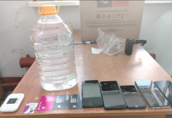 В Семее пытались пронести в колонию телефоны, SIM-карты и алкоголь: нарушитель задержан
