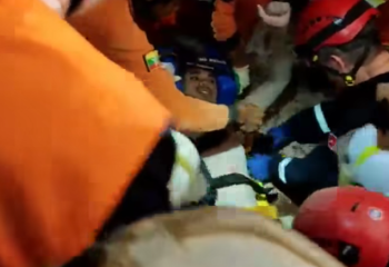 Жер сілкінісі: үйінділер астында қалған ер адам 100 сағаттан соң құтқарылды