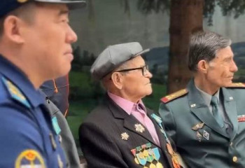 Алматыда әскерилер соғыс ардагерін мерейтойымен құттықтады