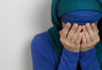 Ақтауда жас жігіт хиджаб киген қызды зорламақ болған