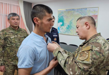 Житель Тараза спас людей из горящего авто и получил медаль за отвагу