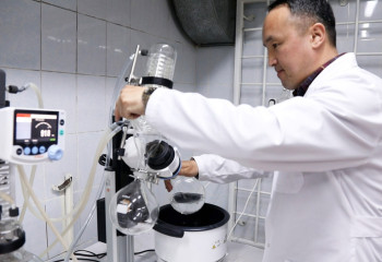 ҚазҰУ ғалымы өсімдіктің түрлі ауруға қарсы белсенділігін анықтады