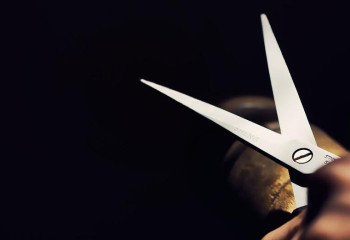 Әйел өз баласын қайшымен өлтірген