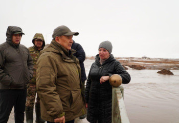 В Макинске продолжаются работы по отводу талой воды