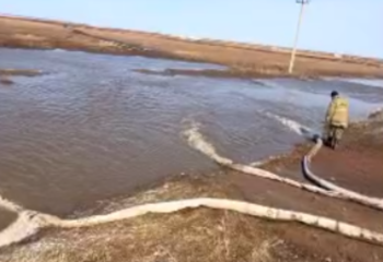 Карагандинские спасатели помогают откачивать воду в Макинске