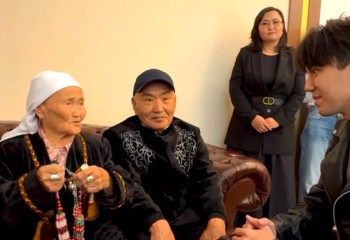 Маңғыстаулық 87 жастағы кейуана Димаш Құдайбергенге ерекше сыйлық жасады