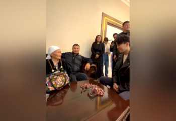 Димаш Кудайберген получил особый подарок от 87-летней мастерицы из Мангистау