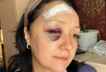 Алматыда ер адам әйелді темір сойылмен ұрған