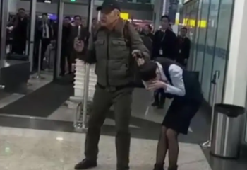 Әуежай қызметкерін кепілге алу: Алматыда сот отырысы басталды