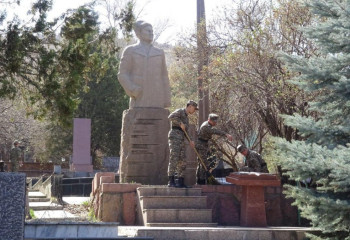 В Алматы стартовала акция «100 дней до Победы»: военные и курсанты почтили память героев ВОВ