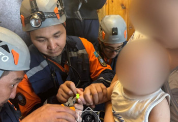 Спасатели в Семее освободили ребенка из игрушки