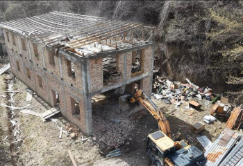 В Алматы демонтируют блокированный дом, построенный без разрешений