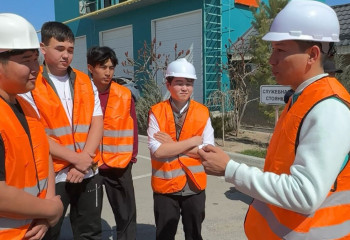 Алматы облысында колледж студенттері жалғыз антифриз зауытының жұмысымен танысты