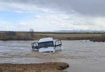 В Алматинской области три человека хотели проехать реку на автомобиле, но его затопило