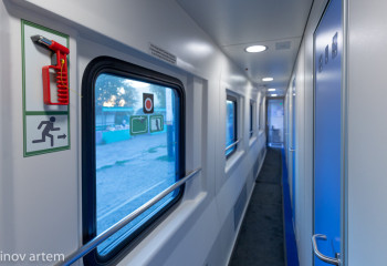 Қырғызстанда тұрғындар еуропалық туристер мінген пойызға тас лақтырған