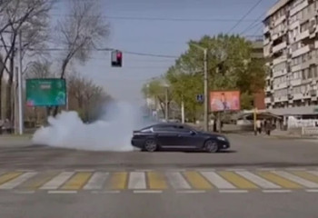 Алматыда көшеде дрифт жасаған жүргізуші қамалды