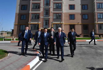Токаев осмотрел жилой комплекс в микрорайоне «Акжайык»