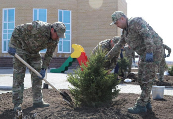 Министр по ЧС вместе с сотрудниками высадил около 100 саженцев елей и сосен в Павлодарской области