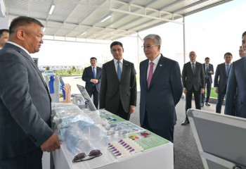 Токаев ознакомился с работой компании по производству титановых имплантов в Шымкенте